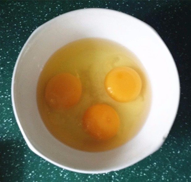 #百搭西红椒#西红柿炒鸡蛋,将鸡蛋和半小勺食盐倒入碗中