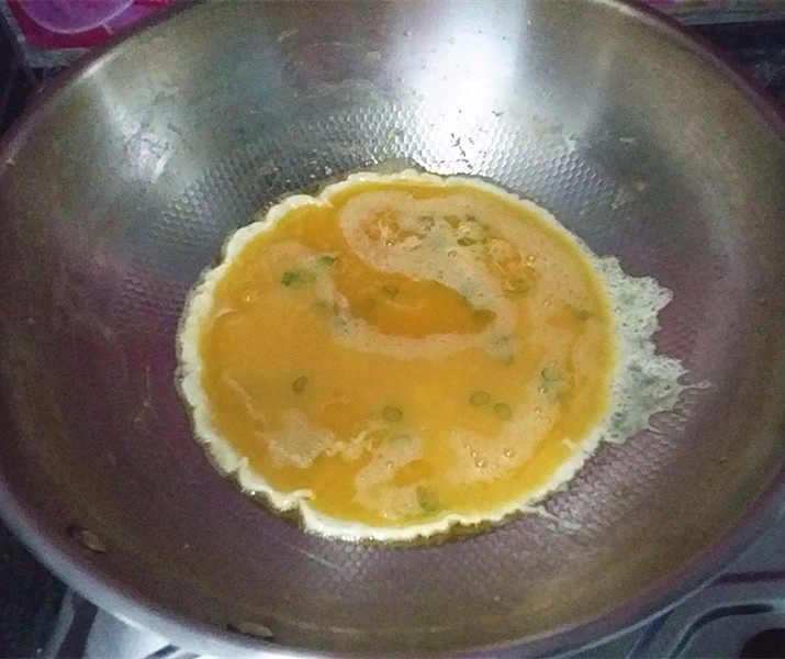 #百搭西红椒#西红柿炒鸡蛋,锅中滴入菜籽油、倒入鸡蛋液