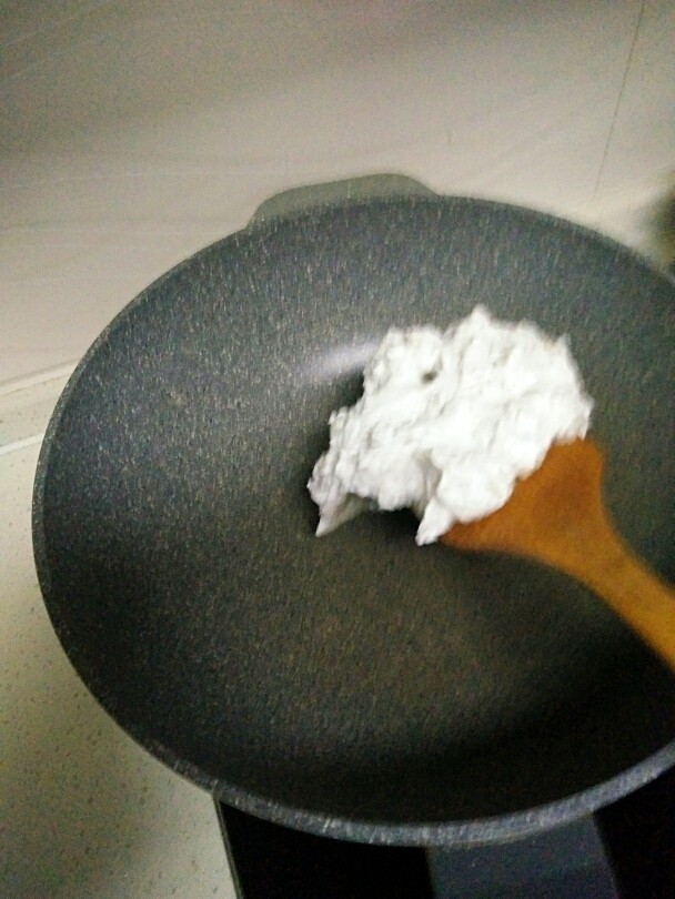 苕粉肉,成团后可用锅铲翻面，或者直接颠锅翻面，翻面后用锅稍稍压平。