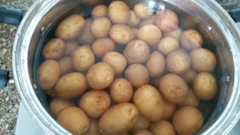 万能的土豆+飘香小土豆,放锅里加水煮熟