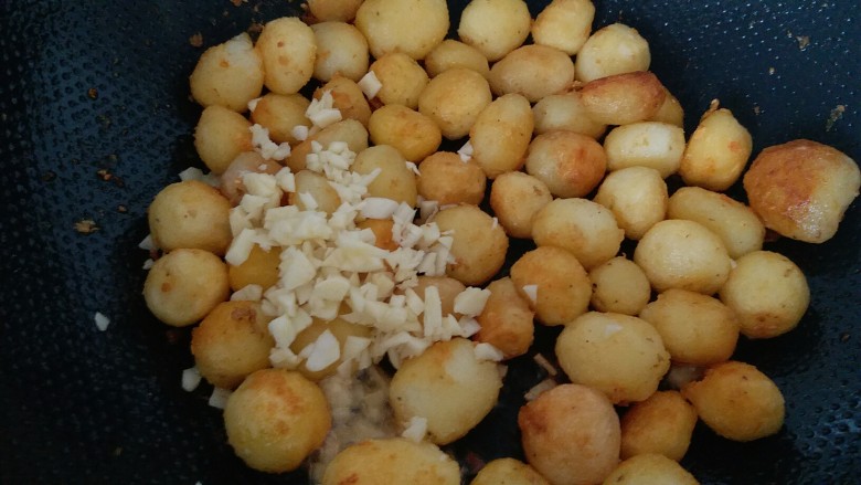 万能的土豆+飘香小土豆,土豆呈金黄色，加入大蒜粒炒均匀