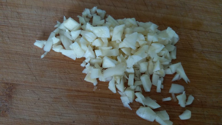 万能的土豆+飘香小土豆,把大蒜切成蒜粒