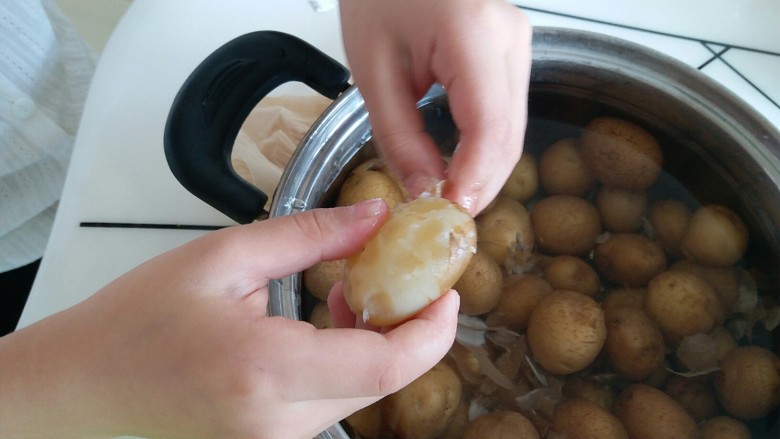 万能的土豆+飘香小土豆,小帮手在剥土豆皮