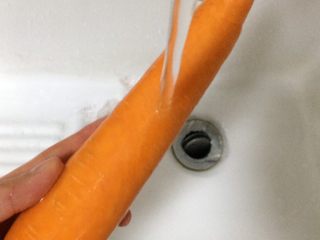 果蔬干,胡萝卜做法：把胡萝卜清洗干净。