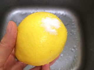果蔬干,把柠檬用水冲下，取少许盐搓洗柠檬表皮。