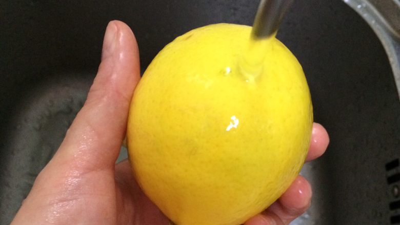 果蔬干,接着用水把柠檬清洗干净。