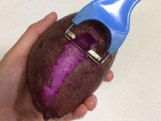 果蔬干,紫薯片做法：紫薯清洗干净，去皮。