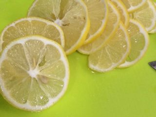 果蔬干,用刀把柠檬切成1～2毫米的薄片。