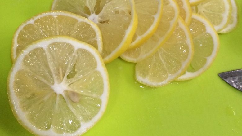 果蔬干,用刀把柠檬切成1～2毫米的薄片。