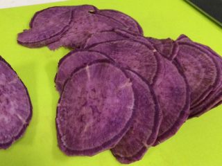 果蔬干,用刀把紫薯切成薄片。