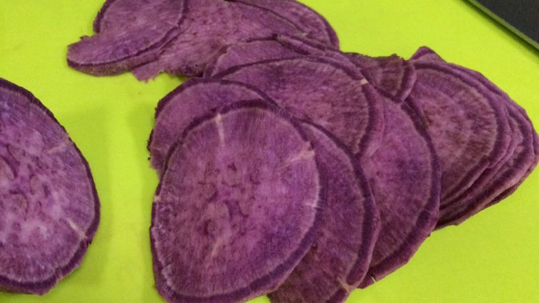 果蔬干,用刀把紫薯切成薄片。