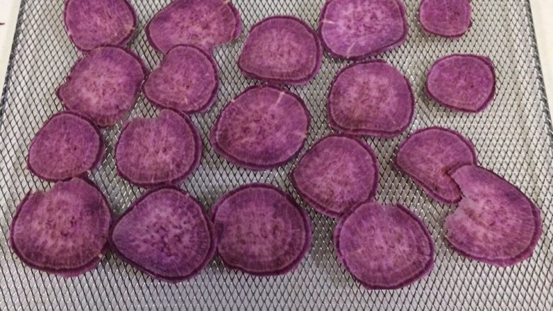 果蔬干,把紫薯片一一铺在烤网上。