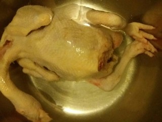 白切鸡,把鸡里外清洗干净。