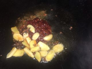 姜爆鸭子,锅中倒入油烧热后倒入豆瓣酱，八角，姜蒜，花椒爆香