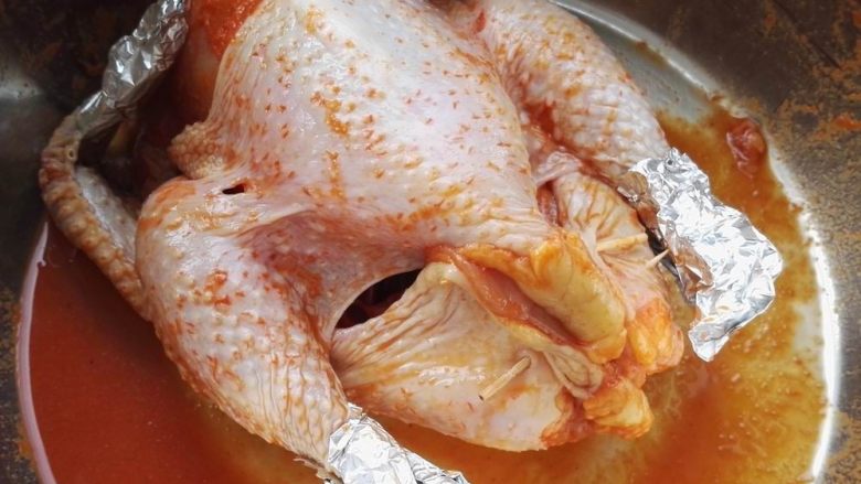 砂锅烤窑鸡 ,腌制两小时以上，中间勤翻面按摩（如果不急着吃可以冷藏腌制过夜，味道更好），把鸡胗、鸡肝放入鸡肚内，用牙签封严，翅尖、鸡腿用锡纸包一下防止烤焦