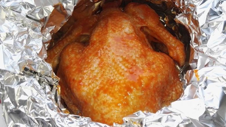 砂锅烤窑鸡 ,放入腌制好的仔鸡。

