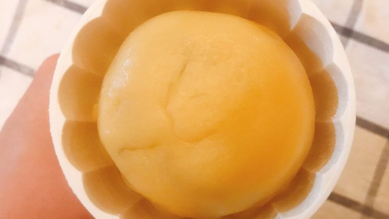 广式莲蓉蛋黄月饼（独家超细致版）,将包好的月饼胚子放入模具中，收口朝外，用手将月饼胚子向模具内压平整。