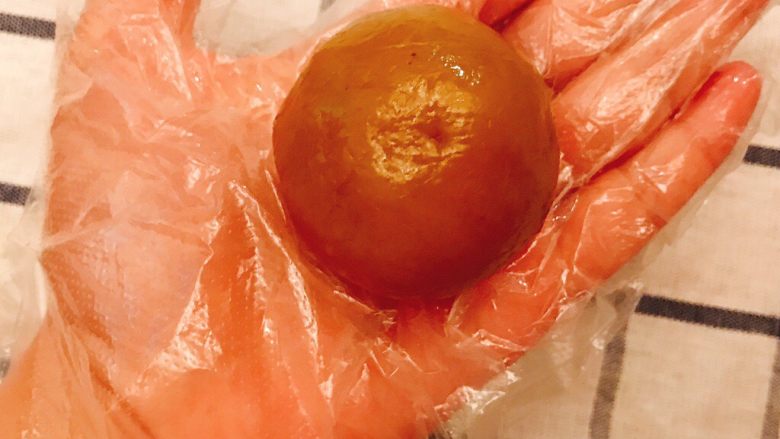 广式莲蓉蛋黄月饼（独家超细致版）,收成一个圆球，再用双手搓圆。