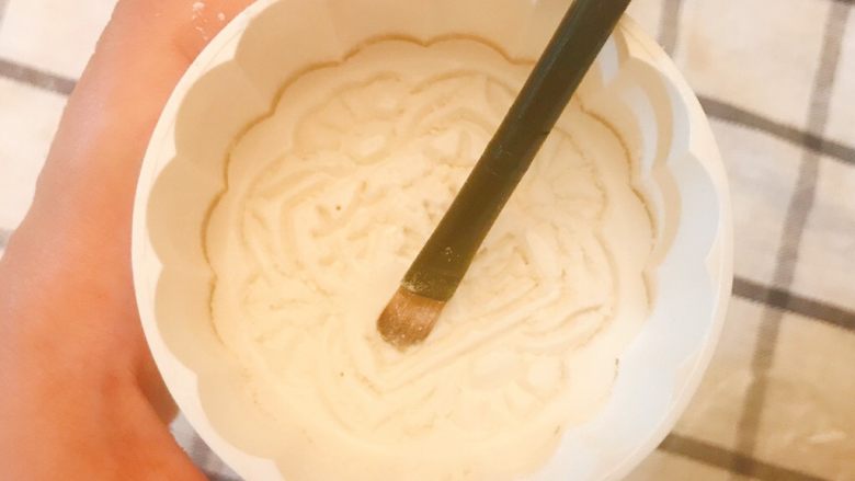 广式莲蓉蛋黄月饼（独家超细致版）,用毛刷在月饼模具上刷一层薄面粉，将模具在桌子上轻磕几下，去除多余的面粉。