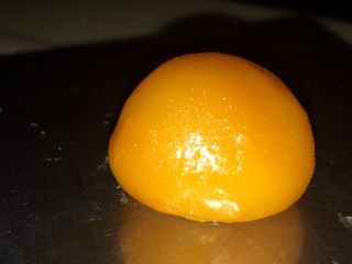 广式莲蓉蛋黄月饼,提前190度预热烤箱，蛋黄放烤箱里，190度烤8分钟。