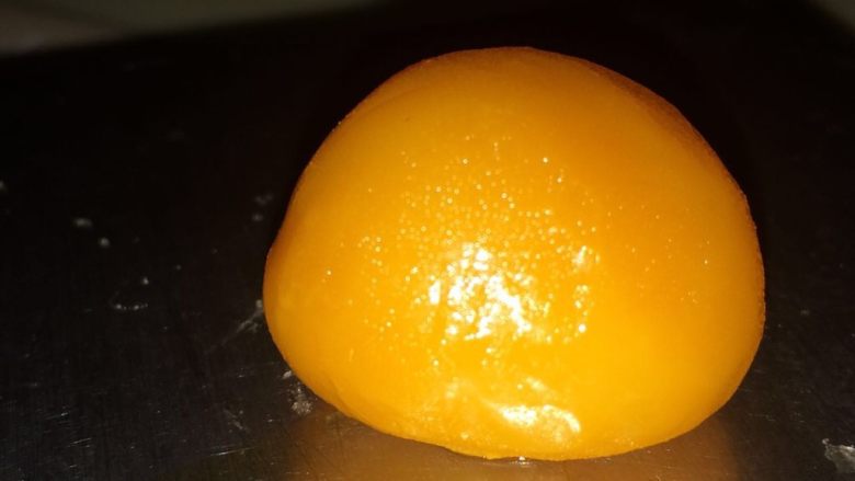 广式莲蓉蛋黄月饼,提前190度预热烤箱，蛋黄放烤箱里，190度烤8分钟。