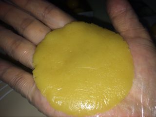 广式莲蓉蛋黄月饼,用手掌压成圆形