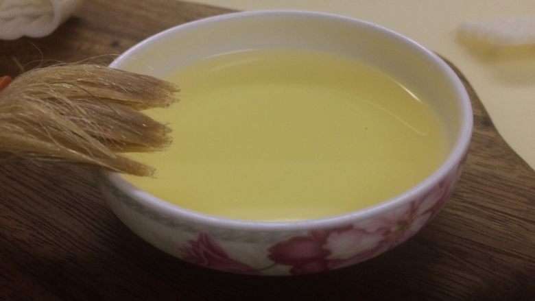 广式莲蓉蛋黄月饼,备玉米油，软刷子。