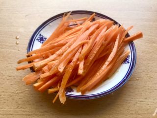 薯条的N种吃法,将胡萝卜丝在酱汁碟中稍微抓两下。