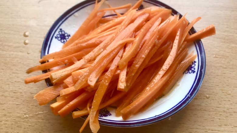 薯条的N种吃法,将胡萝卜丝在酱汁碟中稍微抓两下。