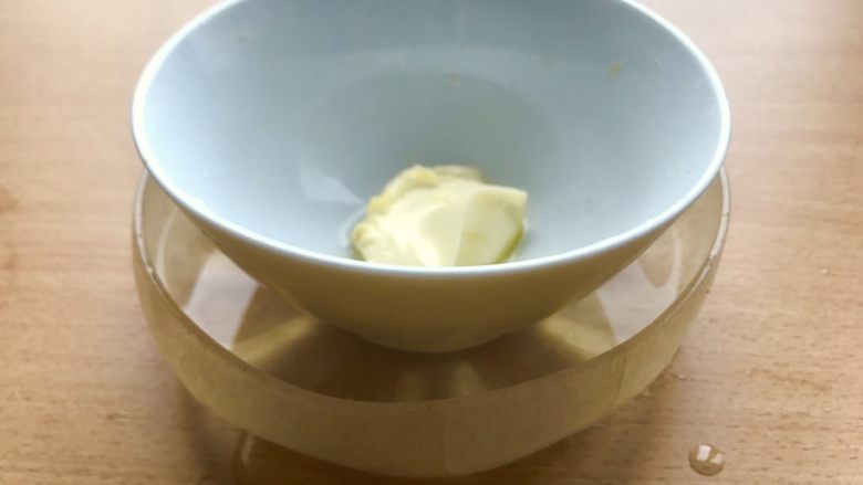 薯条的N种吃法,开始准备荷兰酱。挖出20g黄油，放热水中隔水融化。