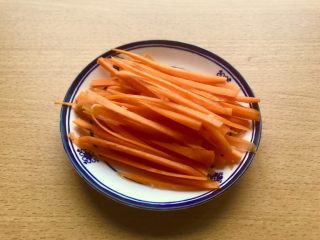 薯条的N种吃法,趁这段时间切胡萝卜丝，不要太细，那样就没什么嚼感了。粗细大概2-3mm。