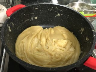 广式莲蓉月饼（自制内馅）,持续中火翻炒，直到莲蓉的水分已基本收干