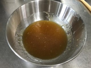 广式莲蓉月饼（自制内馅）,盆中倒入枧水和转化糖浆
再倒入花生油
混合均匀后
