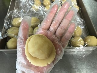 广式莲蓉月饼（自制内馅）,月饼皮按压扁平，馅料放入面皮中

