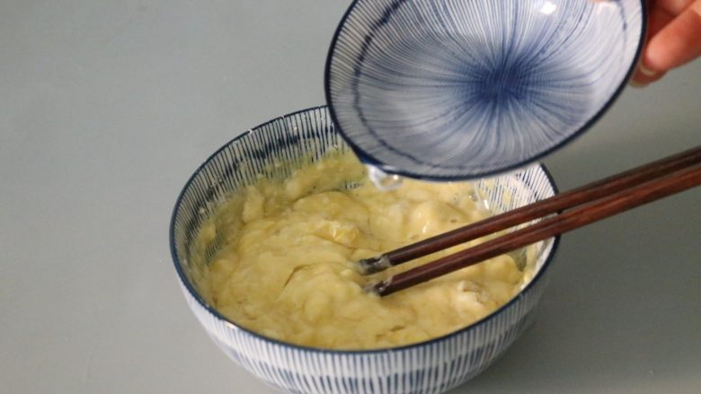 秋葵蛋饼,加入适量的清水，搅拌均匀成面糊。