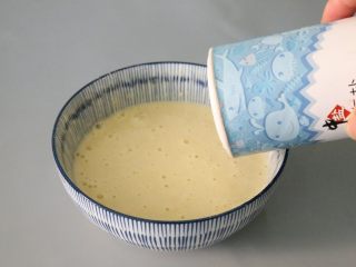 秋葵蛋饼,加入适量的盐调味。