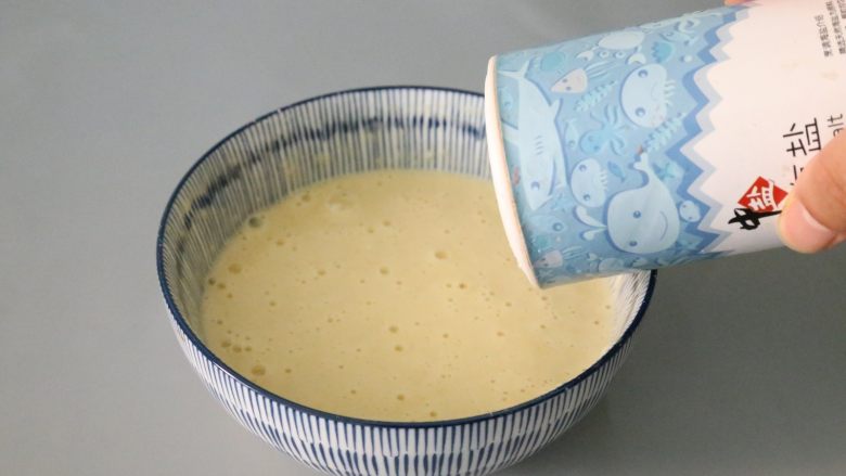 秋葵蛋饼,加入适量的盐调味。