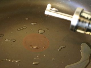 秋葵蛋饼,锅里倒入适量的食用油。
