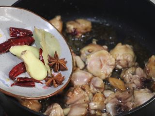 香菇板栗年糕鸡,倒入姜片，辣椒，香叶，八角