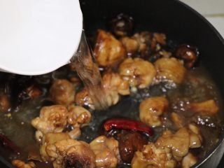 香菇板栗年糕鸡,放一大碗水，没过鸡肉