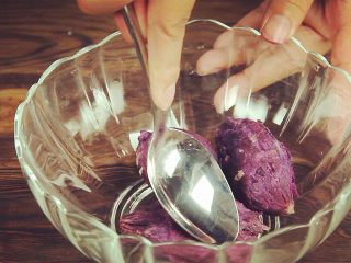 紫薯酸奶冰棒 | 软糯酸甜 抗氧化,用微波炉中火烤红薯15分钟，或用水蒸半小时。