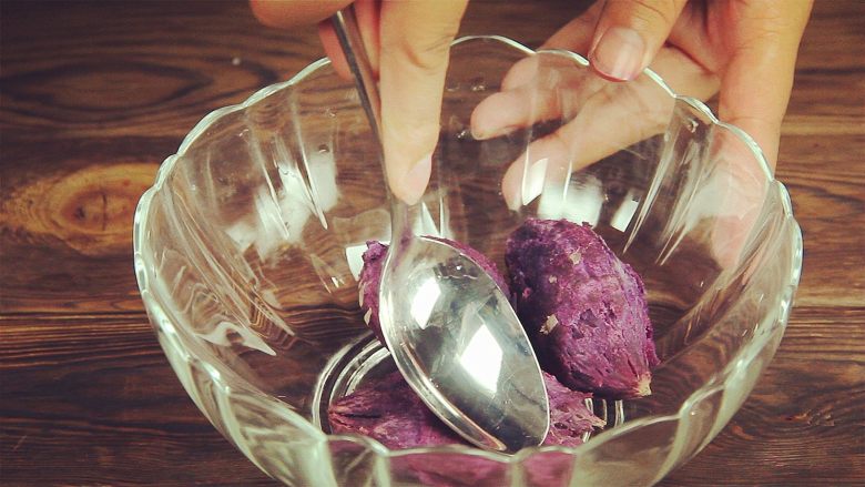 紫薯酸奶冰棒 | 软糯酸甜 抗氧化,用微波炉中火烤红薯15分钟，或用水蒸半小时。