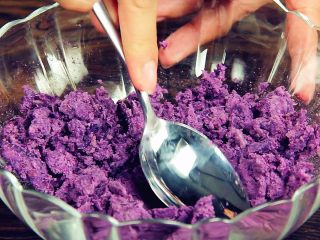 紫薯酸奶冰棒 | 软糯酸甜 抗氧化,用勺子捣碎，呈泥状