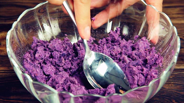 紫薯酸奶冰棒 | 软糯酸甜 抗氧化,用勺子捣碎，呈泥状
