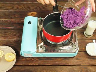 紫薯酸奶冰棒 | 软糯酸甜 抗氧化,将紫薯泥倒入锅中