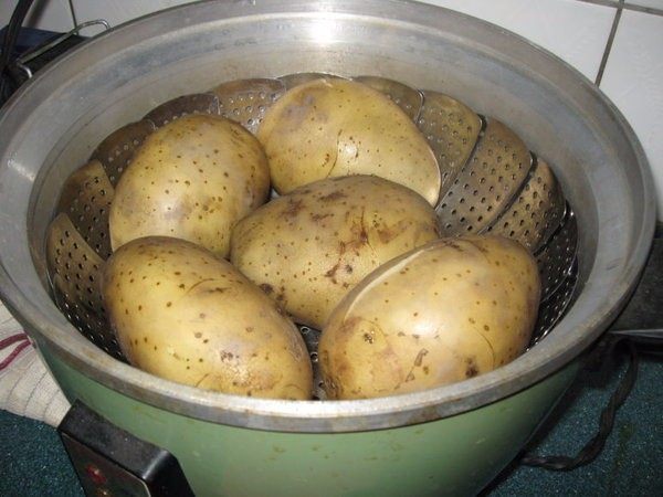 孜然土豆,土豆用电饭锅蒸至8分熟。土豆用一杯水下去蒸至跳起，就大约是8分熟，里面还会有点微硬。（如果不用电饭锅，可以水煮十几分。）