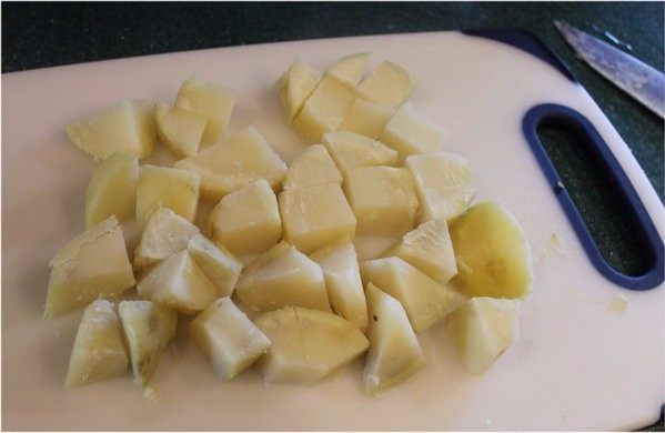 孜然土豆,切成1.5-2公分的小方块。