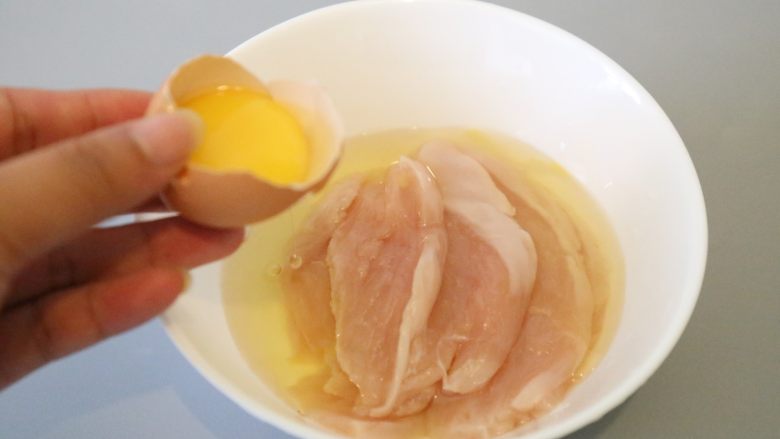 鸡胸肉沙拉 低脂美味,<a style='color:red;display:inline-block;' href='/shicai/ 9'>鸡蛋</a>取蛋清，放入鸡胸肉片中。