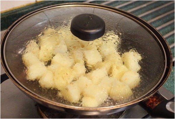 孜然土豆,试吃，如果土豆还有些微硬，可盖锅盖闷个2分钟。