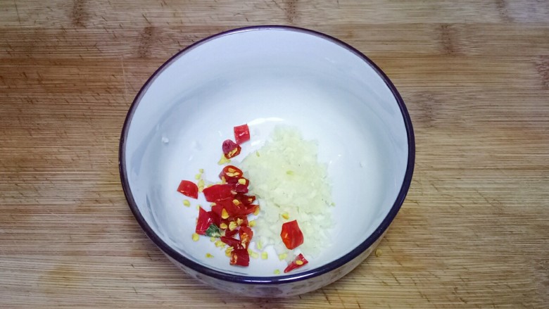 凉拌茄子,干红辣椒用水冲洗一下，切段放入碗中